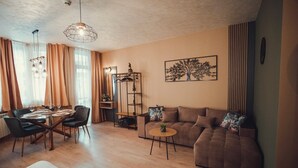 Deluxe Studio Suite, Mountain View | Desk, iron/ironing board, WiFi (free)