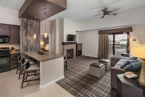 Living area - Winter retreat near the slopes in a cozy 1-bedroom condo in lovely Park City (Park City)