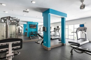 A gym with cardio machines, weightlifting equipment, and mirrors. - Palm Luxury Huge 2br/2ba Pool/Gym Downtown Tampa (Tampa)