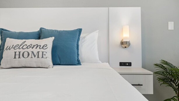 Room - Cozy Studio: BBQ, Dining & Relaxing Vibes (Tampa)