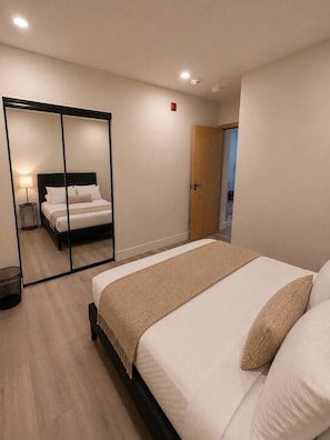 WiFi - Spacious 2-Bedroom Stay at The Post Hotel (Renfrew)