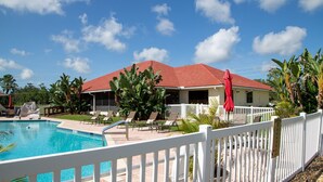 Outdoor pool, pool umbrellas, pool loungers - Harder Hall Resort Club by CoolVacay (Sebring)