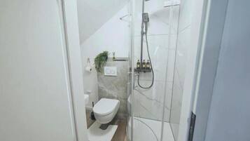 Dusche, Haartrockner, Bidet, Handtücher
