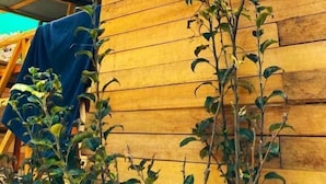A wooden hostel sign with the name 'Kamanti Hostel' and a logo. - Kamanti Hostel (Pisac)