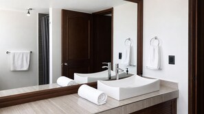 Kamar Double atau Twin Comfort, pemandangan kebun | Kamar mandi | Perlengkapan mandi gratis, handuk, sabun, dan sampo