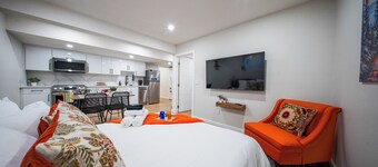 Stylish Private Suite, Parking & Banff Getaway