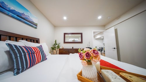 Stylish Private Suite, Parking & Banff Getaway