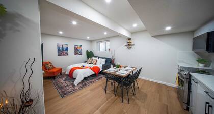 Stylish Private Suite, Parking & Banff Getaway
