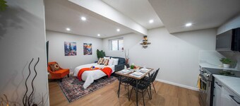 Stylish Private Suite, Parking & Banff Getaway