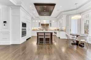 Private kitchen - Stylish 4BR Stay • Fireplace • 2 Parking Spots (Markham)