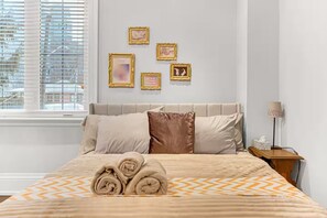4 bedrooms, WiFi, bed sheets - Stylish 4BR Stay • Fireplace • 2 Parking Spots (Markham)