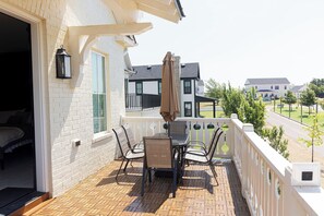 Outdoor dining - The Honeysuckle at Selah - 3 Bed, 3.5 Bath, Sleeps 10 (Norman)