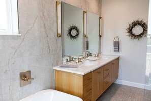 Towels, toilet paper - The Honeysuckle at Selah - 3 Bed, 3.5 Bath, Sleeps 10 (Norman)