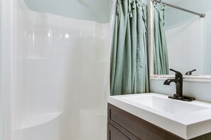 Towels, soap, toilet paper - Lakeside Home w/Private Casita & Stunning Views (San Angelo)