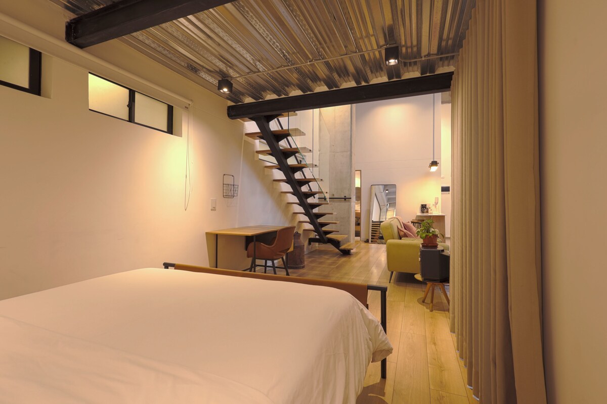Classic Apartment | Desk, iron/ironing board, free WiFi, bed sheets