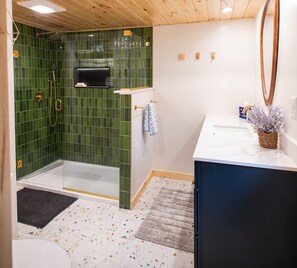 Dusche, Haartrockner, Handtücher, Seife