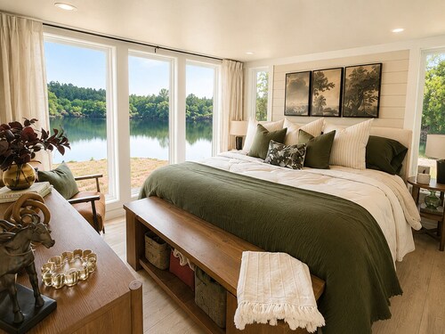 Waterfront Luxury Cabin with kayaking, paddleboarding, and fishing