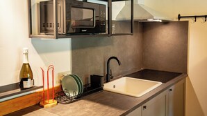 Coffee/tea maker, fridge, microwave, stovetop