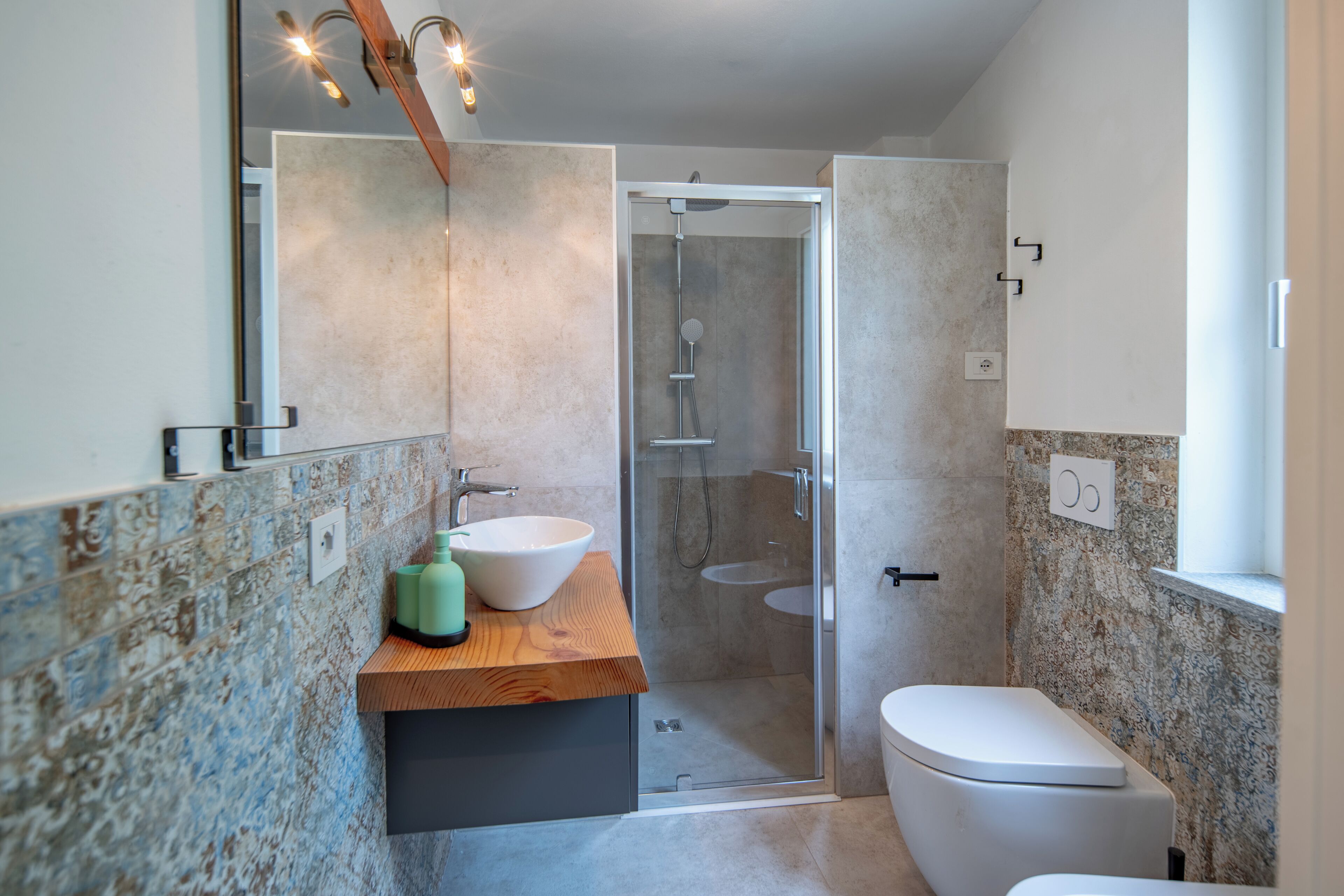Shower, hair dryer, bidet, towels