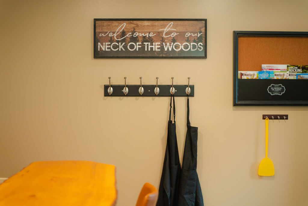 Une pièce avec un panneau en bois, un porte-manteau et un tableau d’affichage.