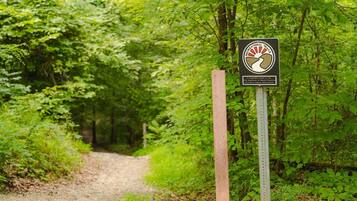 A signpost with a logo and text indicating a recreational trail.