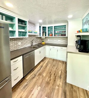 Coffee/tea maker, fridge, microwave, oven - Downtown Boho Suite (Vernal)