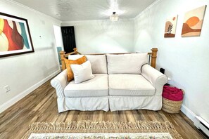 Smart TV, offices - Downtown Boho Suite (Vernal)