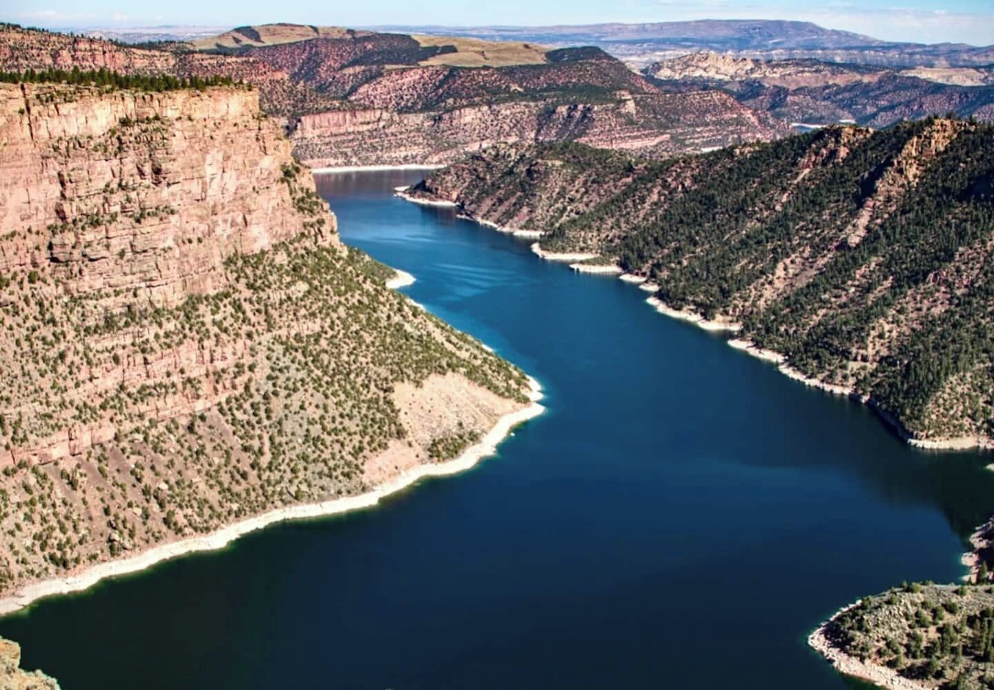 Un canyon traversé par une rivière.