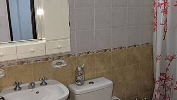 Sèche-cheveux, bidet, serviettes fournies, savon