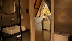 A modern bathroom with a sink, mirror, and toilet. - Chalé da Lagoa (Cordilheira Alta)