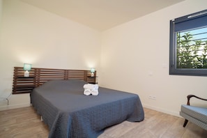 Ferros/tábuas de passar roupa, acesso à internet, roupa de cama
