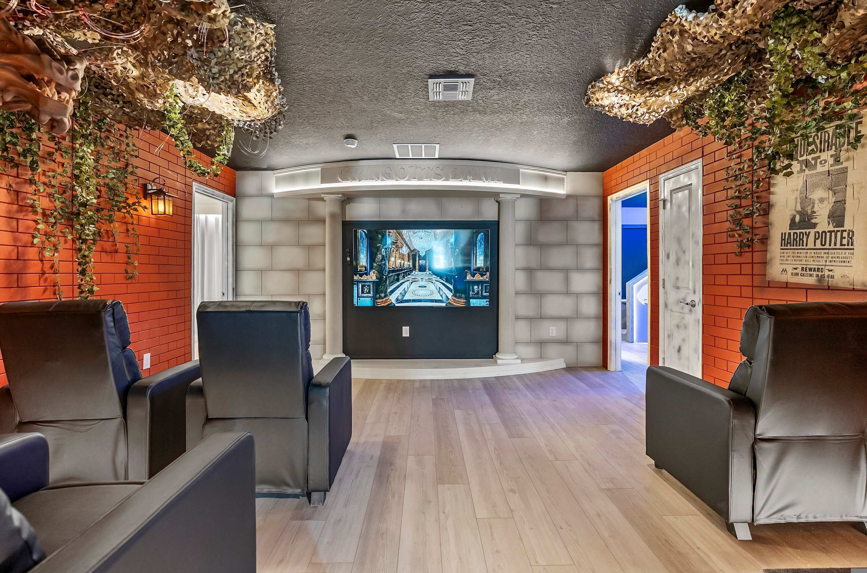 Une salle de cinéma équipée d’un téléviseur à écran plat, de sièges et d’un mur en briques.