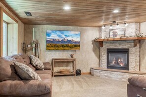 Living area - Aspen Pond Retreat | 7 Mi to YNP | Private Pond (West Yellowstone)