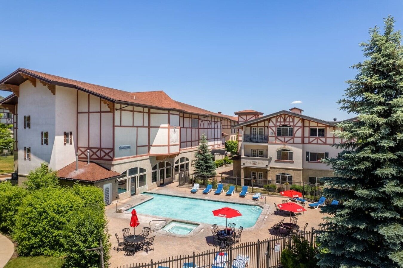 Un hôtel doté d’une piscine, d’un espace extérieur aménagé et offrant une vue sur le paysage environnant.