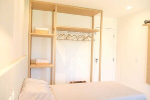 2 habitaciones, tabla de planchar con plancha, wifi y ropa de cama 