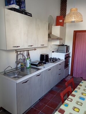 Cafetera y tetera, refrigerador, microondas y horno 