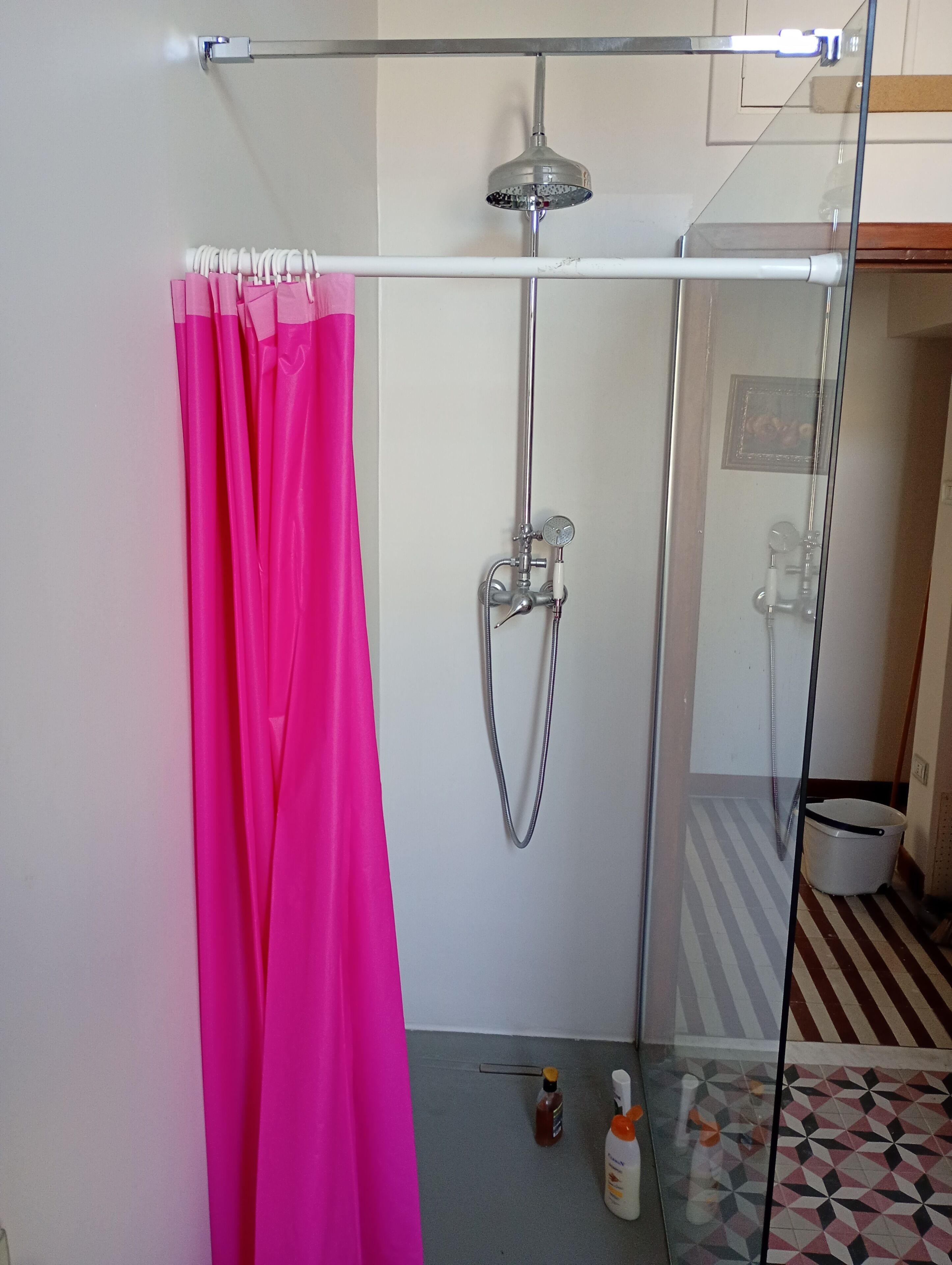 Dusche, umweltfreundliche Kosmetikartikel, Haartrockner, Bidet
