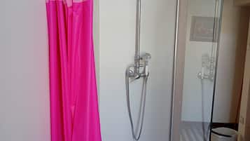 Dusche, umweltfreundliche Kosmetikartikel, Haartrockner, Bidet