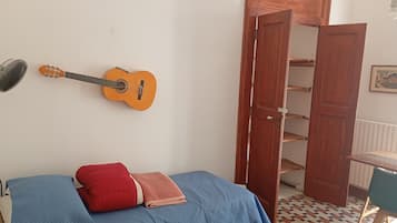 3 bedrooms, desk, iron/ironing board, WiFi (free)