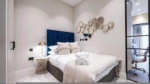Room - Hybrid Resi Canary Wharf One bedroom Apartment (London)
