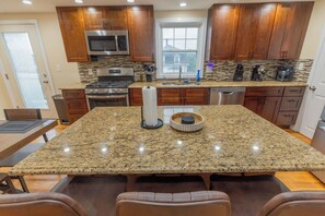 A kitchen with granite countertops, stainless steel appliances, and wooden cabinets. - Stylish 3BEDROOM 2 BATH Home Near Boston Sleeps 9 (Medford)
