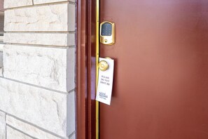 Una puerta con cerradura electrónica y un cartel que dice 'No molestar'.
