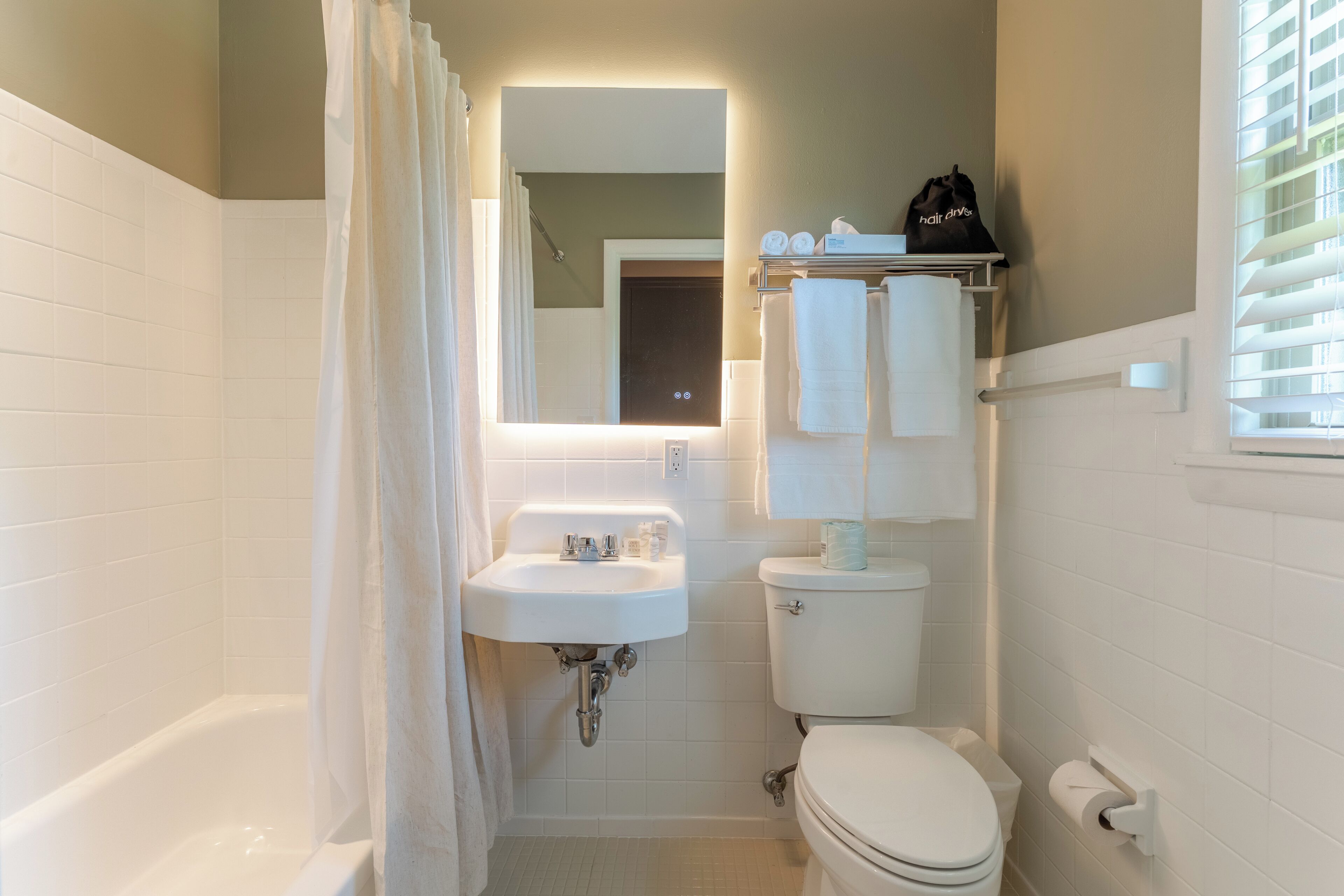 Habitación, 1 cama King size | Baño | Regadera, amenidades de baño gratuitas, secadora de cabello, toallas 