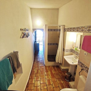 Villa superior, no fumadores, vistas a la piscina | Baño | Artículos de higiene personal gratuitos, secador de pelo, bidé y toallas