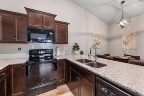Coffee/tea maker, fridge, microwave, oven - Gorgeous 3 bed 2 bath property with 2 car garage (Wichita)