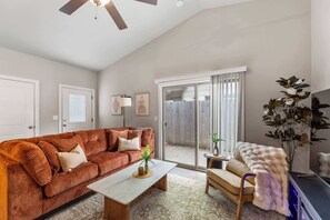 TV, offices - Gorgeous 3 bed 2 bath property with 2 car garage (Wichita)