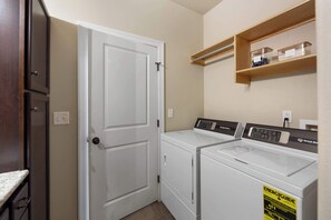 Interior - Gorgeous 3 bed 2 bath property with 2 car garage (Wichita)