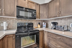 Deluxe Condo, 2 Bedrooms, Balcony, Mountain View | Private kitchen - 2 Bd Loft 603 at Playa. Pool and Hot Tub (Kelowna)