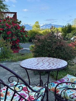 Outdoor dining - Private Beach Access • Ocean & Mountain Views • Near Olympic National Park (Port Angeles)