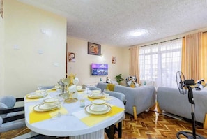 Dining - 2-bedroom apartment in beautiful Nairobi with AC and fitness room (Nairobi)